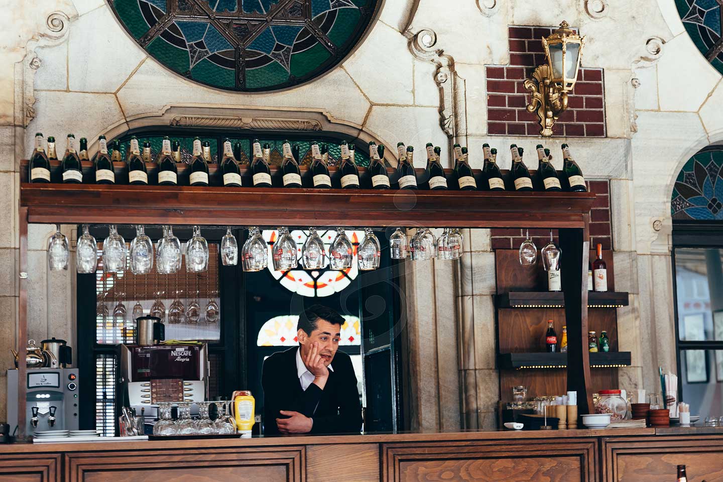 Orient station, Art Deco, Prosecco & Agatha Christie tour with Vines and Pearls